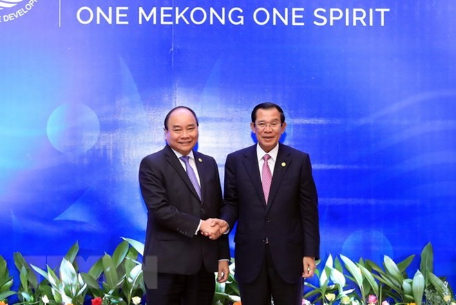 Thủ tướng Nguyễn Xuân Phúc tiếp Thủ tướng Campuchia Hun Sen Thủ tướng Nguyễn Xuân Phúc gặp Thủ tướng Chính phủ Hoàng gia Camphuchia Samdech Techo Hun Sen. (Ảnh: Thống Nhất/TTXVN)