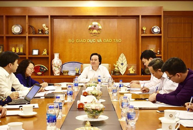 Giáo dục phổ thông mới sẽ tăng phần “dạy người“ Bộ trưởng Phùng Xuân Nhạ chủ trì cuộc họp.
