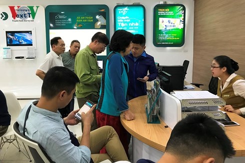 Nhà mạng quá tải khách hàng đến chụp ảnh chân dung Nhà mạng quá tải khách hàng đến chụp ảnh chân dung.