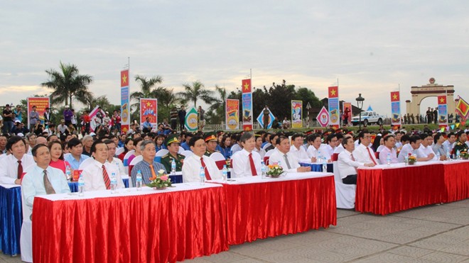 Thượng cờ Thống nhất non sông tại Đôi bờ Hiền Lương – Bến Hải Lễ thượng cờ Thống nhất non sông ngày 30/4/2018 tại Di tích Quốc gia đặc biệt Đôi bờ Hiền Lương-Bến Hải. Ảnh: Đ.V