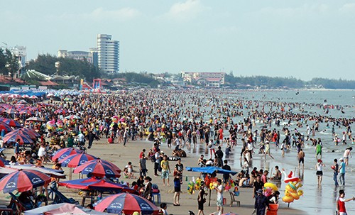 Hàng chục trẻ bị lạc cha mẹ khi tắm biển Vũng Tàu Bãi biển Vũng Tàu đông nghịt người chiều 30/4. Ảnh: Nguyễn Khoa.