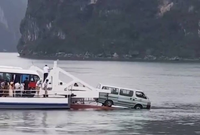 Thót tim ô tô 16 chỗ suýt trôi xuống biển khi qua phà đi Tuần Châu Sự việc hi hữu khiến chiếc ô tô 16 chỗ suýt rơi xuống biển