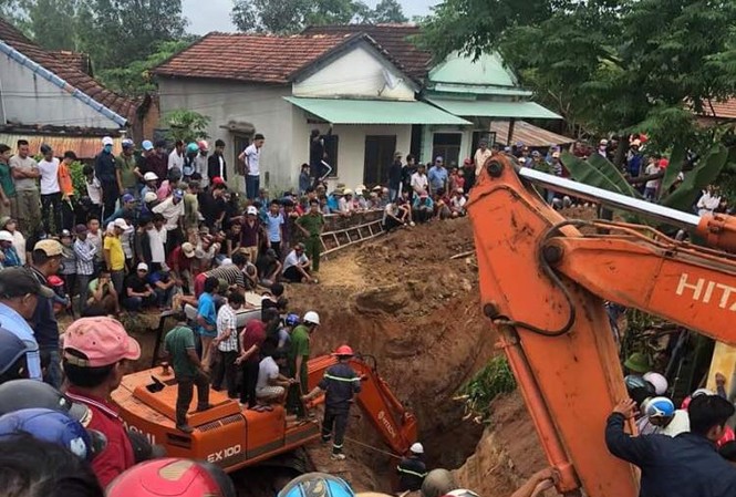 Đi đào giếng thuê, cụ ông bị đất đá vùi thiệt mạng Lực lượng chức năng tỉnh Bình Định dùng xe múc để ứng cứu nạn nhân tại hiện trường