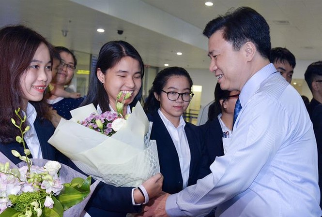 Đoàn Việt Nam đoạt giải tại Hội thi khoa học kỹ thuật quốc tế 2018 Thứ trưởng Bộ GD&ĐT Nguyễn Hữu Độ tặng hoa chúc mừng các thành viên trong đoàn dự thi trở về.