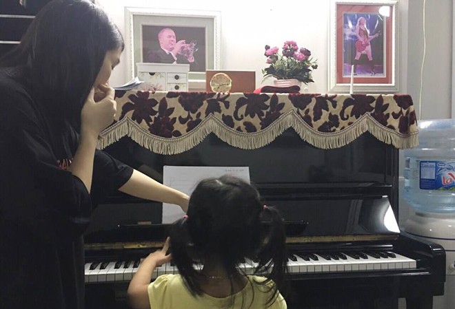 Mê hồn trận tìm khóa học hè cho con Nhiều gia đình cho con đi học piano, vẽ trong dịp hè. Ảnh: ĐH