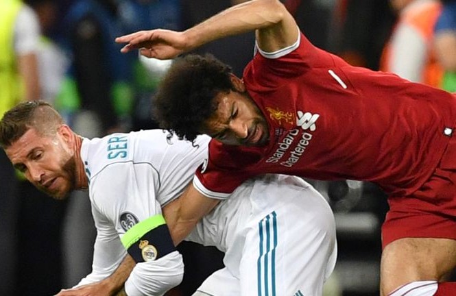 Thủ quân Real phản pháo vụ vật Salah, đấm Karius Thủ quân Real phản pháo vụ vật Salah, đấm Karius