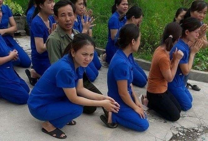Tin nóng giáo dục: Cô giáo quỳ xin đừng đóng cửa trường Tin nóng giáo dục: Cô giáo quỳ xin đừng đóng cửa trường