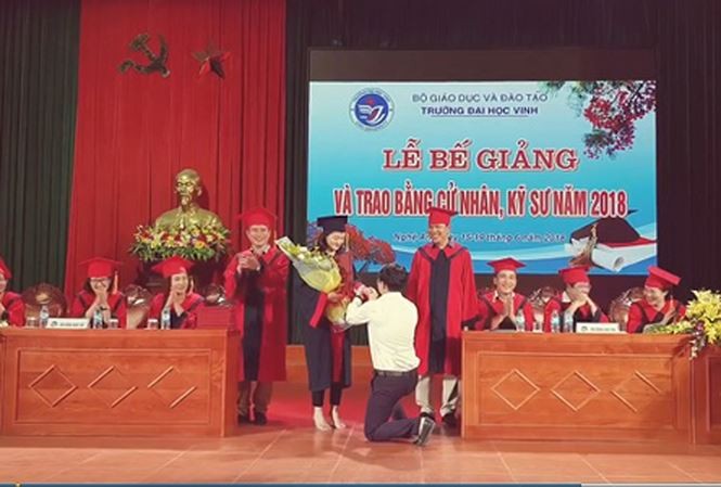 Tin ‘hot’ giáo dục: Thầy quỳ gối cầu hôn sinh viên lúc trao bằng Tin ‘hot’ giáo dục: Thầy quỳ gối cầu hôn sinh viên lúc trao bằng