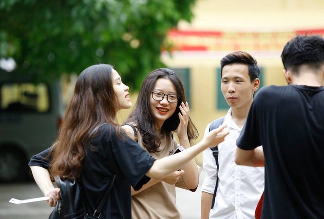 Thí sinh rạng rỡ làm thủ tục thi THPT quốc gia Thí sinh rạng rỡ làm thủ tục thi THPT quốc gia