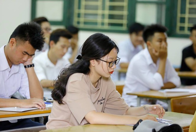 Hơn 13.000 thí sinh không đến làm thủ tục dự thi THPT Thí sinh làm thủ tục dự thi chiều nay. Ảnh: Như Ý