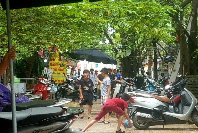 Hà Nội thiếu sân chơi cho trẻ em Sân chơi tại khu tập thể Thành Công bị các hàng quán lấn chiếm, chỉ chừa lại lối đi nhỏ, khiến những đứa trẻ chẳng thể vui chơi một cách tự nhiên.