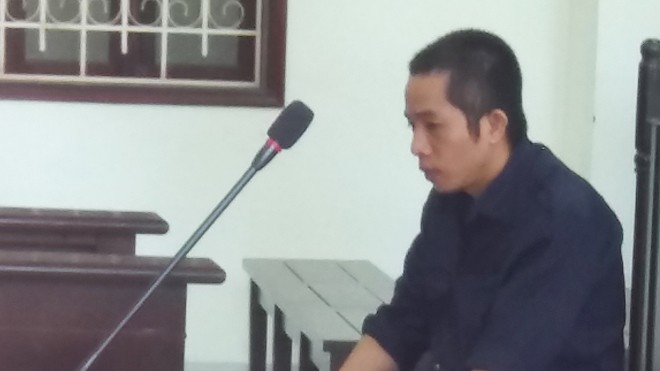 'Yêu râu xanh' hiếp dâm bé gái 13 tuổi rồi quay lại clip Bị cáo tại phiên tòa.