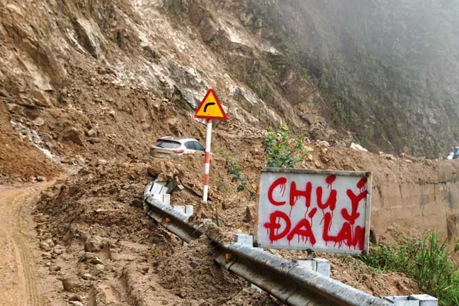 Tan hoang 'rốn lũ' Mường Tè Đường tỉnh 127 tỉnh Lai Châu đoạn qua xã Hu Bum, huyện Nậm Nhùn dẫn vào huyện Mường Tè vẫn ngổn ngang đất đá, vẫn có nguy cơ sạt lở