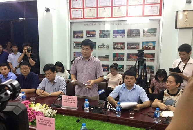 Thông tin một chiều dễ nghi ngờ có điều ẩn khuất Ông Sái Công Hồng (giữa) đọc bản kết luận thẩm tra, rà soát mà trong cuộc họp không cho phóng viên hỏi. *ảnh: Duy Chiến