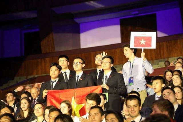 Việt Nam đoạt 2 huy chương vàng Olympic Vật lí quốc tế Cả 5 học sinh Việt Nam tham dự Olympic Vật lí quốc tế 2018 đều đoạt giải.