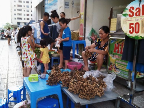 Tái diễn chợ 'cóc' tại khu chung cư Tái diễn chợ 'cóc' tại khu chung cư