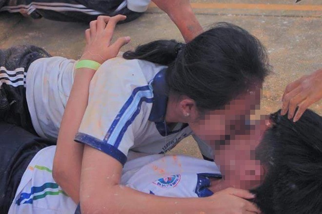Chuyên gia lên tiếng vụ chuyền thìa bằng môi của học sinh Cần Thơ Học sinh không nên chơi trò chơi tương tác cả cơ thể.
