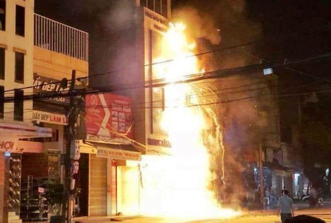 Bản tin 14H: Bé 10 tuổi may mắn thoát chết khi căn nhà bốc cháy Hiện trường nơi xảy ra vụ cháy trên phố Lê Hoàn, TP Thanh Hóa. Ảnh: Người lao động