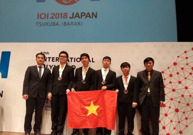 Học sinh Việt Nam đoạt Huy chương Vàng Olympic Tin học quốc tế 4/4 học sinh của Việt Nam đều đoạt Huy chương Olympic Tin học quốc tế