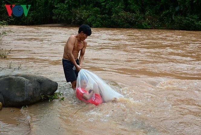 Tin nóng giáo dục: Học sinh chui túi nilon vượt suối là sắp đặt? Hình ảnh được phóng viên VOV trực tiếp chụp vào sáng ngày 4/9 tại bản Huổi Hạ