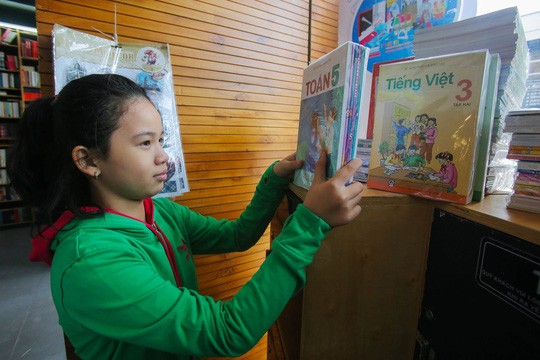 Tận thu sách giáo khoa: Chương trình phá sản vẫn bán sách Các loại sách trở thành gánh nặng của phụ huynh, học sinh đầu năm họcẢnh: Hoàng Triều