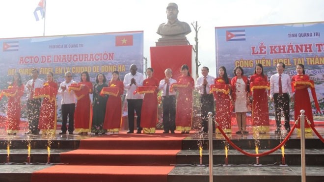 Khánh thành Công viên Fidel tại thành phố Đông Hà Các đại biểu cắt băng khánh thành Công viên Fidel và trồng cây lưu niệm trong khuôn viên công viên.