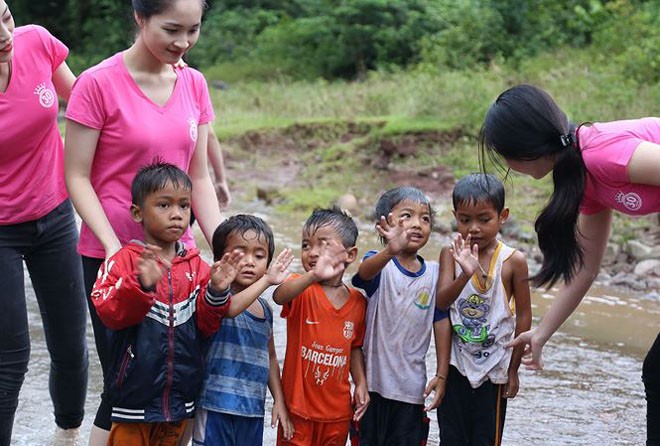 Lộ diện Nhà tài trợ cho chuỗi hoạt động nhân ái của HHVN 2018 Thí sinh HHVN lội suối mang nước sạch về cho bản Nịu