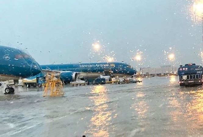 Bản tin 14h: Bão Mangkhut làm nhiều chuyến bay bị huỷ, điều chỉnh giờ Nhiều chuyến bay nội địa và quốc tế phải điều chỉnh vì ảnh hưởng của bão số 6.
