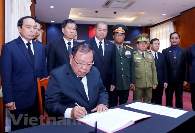 Lãnh đạo Lào viếng và ghi sổ tang Chủ tịch nước Trần Đại Quang Tổng Bí thư, Chủ tịch nước Lào Bounnhang Vorachith ghi sổ tang tại lễ viếng Chủ tịch nước Trần Đại Quang. (Ảnh: Phạm Kiên/Vietnam+)