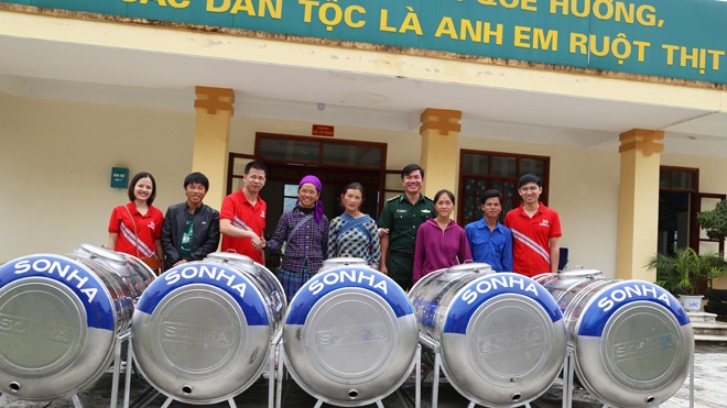 Cõng nước lên 'Trường sa cạn' Năm hộ dân nghèo ở Mường Khương phấn khởi khi được Tập đoàn Sơn Hà trao tặng bình chứa nước. Ảnh: Đ.V