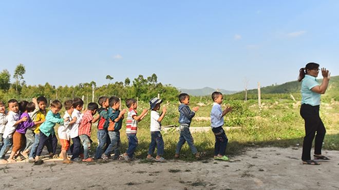 Mồ hôi, nước mắt của những cô giáo cõng chữ lên 'cổng trời' Mồ hôi, nước mắt của những cô giáo cõng chữ lên 'cổng trời'