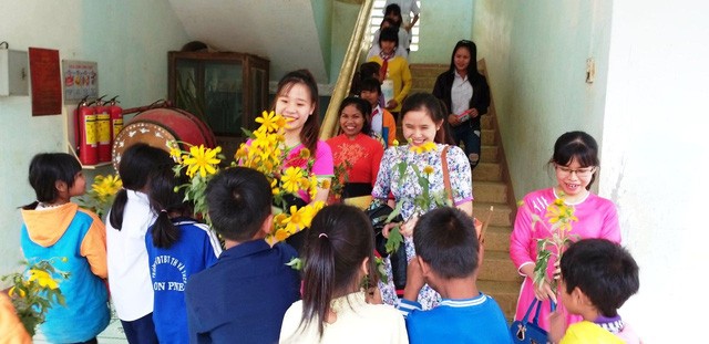 Phụ huynh, học sinh vùng cao tặng hoa rừng, gà đến thầy cô giáo Niềm vui bất ngờ của các giáo viên vùng cao khi nhận được những bó hoa rừng từ các em học sinh đồng bào