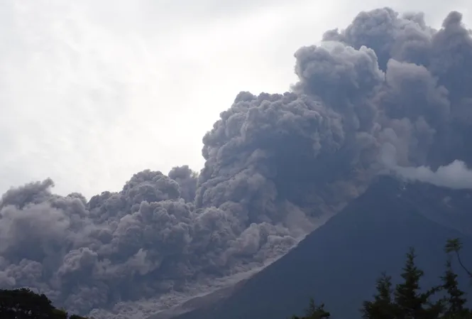 Núi lửa ở Guatemala phun trào khói cao 10 km, ít nhất 25 người tử vong Núi lửa Fuego ở Guatemala phun trào.