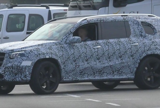 Mercedes-Benz GLS thế hệ mới rò rỉ hình ảnh chạy thử trên đường Mercedes-Benz GLS 2019 rò rỉ hình ảnh chạy thử trên đường.