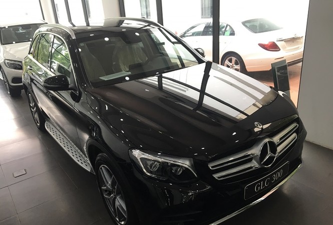 Xếp hàng chờ kiểm tra xe Mercedes-Benz GLC bị lọt nước ở Hà Nội Mẫu xe Mercedes-benz GLC bị phát hiện để lọt nước vào cụm vi sai cầu trước