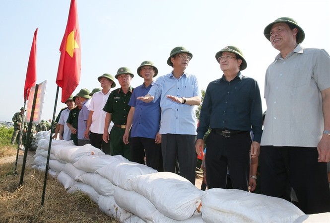 Phó Thủ tướng Trịnh Đình Dũng kiểm tra công tác ứng phó bão số 6 Phó Thủ tướng Trịnh Đình Dũng nghe báo cáo của Bí thư Tỉnh ủy Nguyễn Văn Đọc về phương án bảo vệ, gia cố tuyến đê Hà Nam (TX. Quảng Yên). Ảnh: BQN