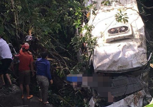 Khởi tố vụ tai nạn làm 13 người chết ở Lai Châu Xe khách biến dạng sau tai nạn khiến 12 người trên xe bị tử vong. Ảnh: VnExpress