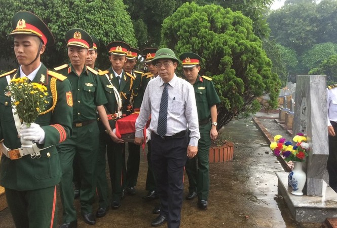 Truy điệu và an táng 36 hài cốt liệt sĩ hy sinh 50 năm trước Truy điệu và an táng các liệt sĩ tại Nghĩa trang Liệt sĩ huyện Gio Linh.
