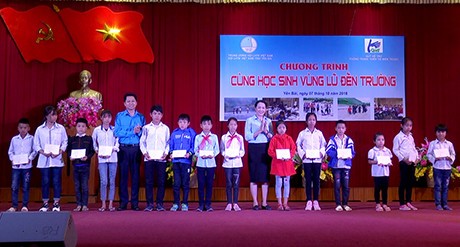 Tặng học sinh vùng lũ Tây Bắc hơn 1,1 tỷ đồng Trao tặng quà cho các học sinh vùng lũ Tây Bắc.