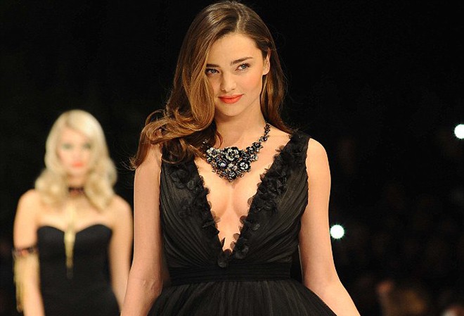 Miranda Kerr đeo vòng cổ giá hơn 60 tỷ đồng Miranda Kerr đeo chiếc vòng có trị giá 3 triệu USD (hơn 60 tỷ đồng)