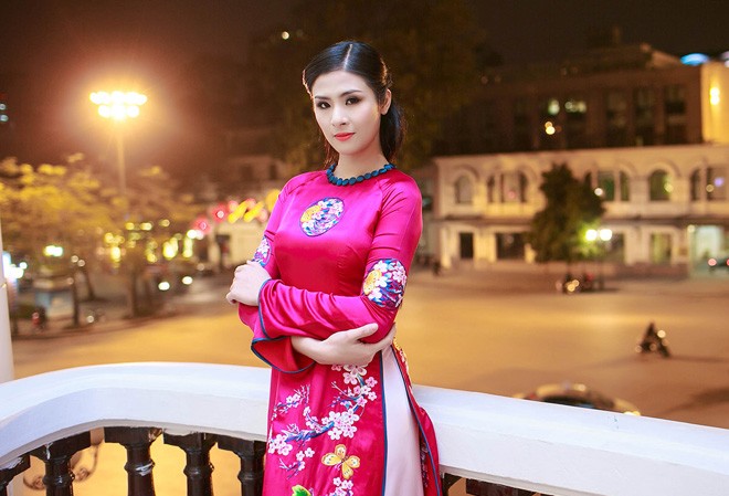 Hoa hậu Ngọc Hân duyên dáng với áo dài Hoa hậu Ngọc Hân duyên dáng với áo dài