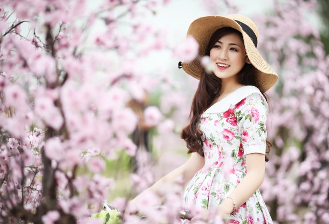 Á hậu Tú Anh đẹp mê hồn giữa vườn đào Xuân Á hậu Tú Anh đẹp mê hồn giữa vườn đào Xuân
