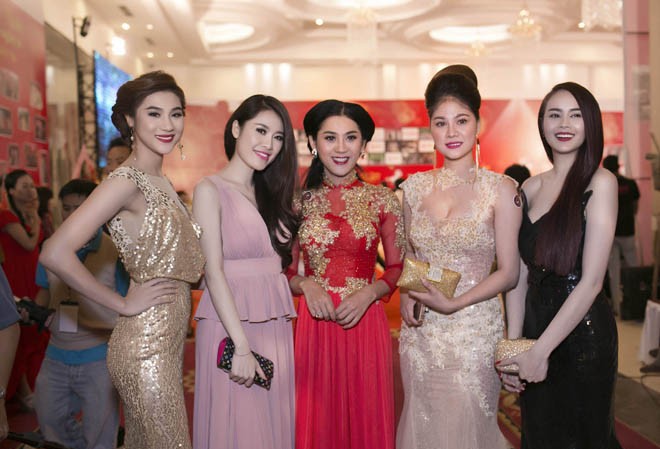 Lâm Chi Khanh kín đáo giữa dàn người đẹp sexy Lâm Chi Khanh kín đáo giữa dàn người đẹp sexy