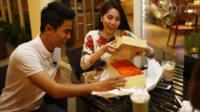 Thủy Tiên cười tít mắt vì bất ngờ được tặng quà Tết Thủy Tiên cười tít mắt vì bất ngờ được tặng quà Tết
