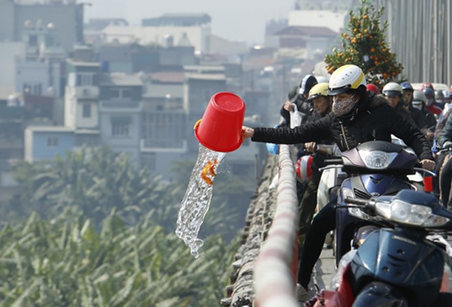 Người Hà Nội thả cá chép đỏ tiễn ông Táo về trời Người Hà Nội thả cá chép đỏ tiễn ông Táo về trời