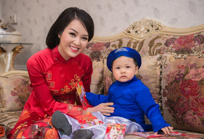 Á hậu Thụy Vân cùng con trai mặc áo dài rực rỡ đón Tết Á hậu Thụy Vân cùng con trai mặc áo dài rực rỡ đón Tết