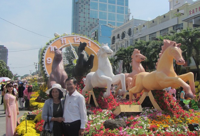Người dân đổ xô chụp ảnh bên đường hoa mùng 1 Tết Người dân đổ xô chụp ảnh bên đường hoa mùng 1 Tết