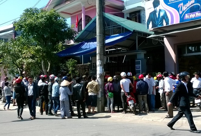 Mùng 3 Tết, chồng đâm chết vợ khi đang ngủ Người dân hiếu kì vây quanh ngôi nhà xảy ra án mạng.