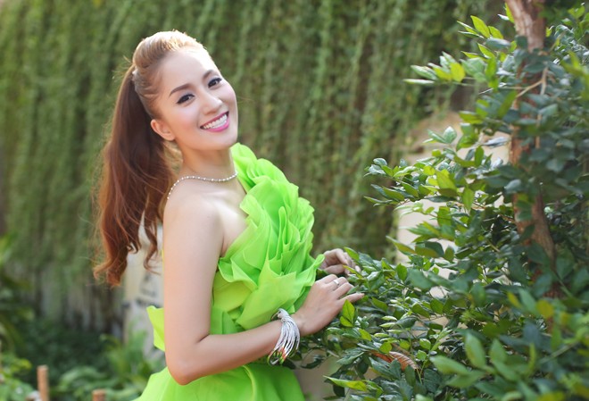 Khánh Thi gợi cảm đi hát 'mở hàng' đầu năm Khánh Thi gợi cảm đi hát 'mở hàng' đầu năm