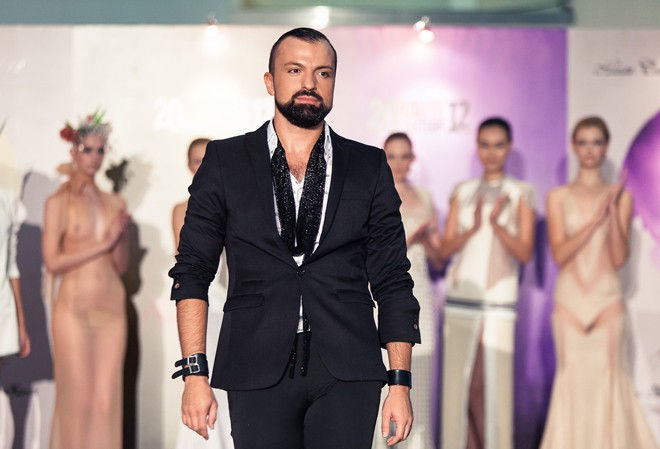 NTK nổi tiếng người Pháp viết thư xin lỗi 'gái quê' Chà Mi Nhà thiết kế Julien Fournie